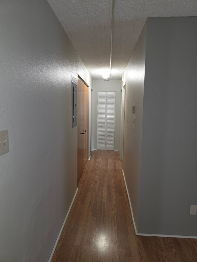 Building Photo - 1300 Golden Cir