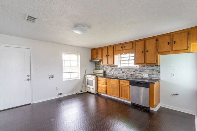 Building Photo - 629 13th Ave N