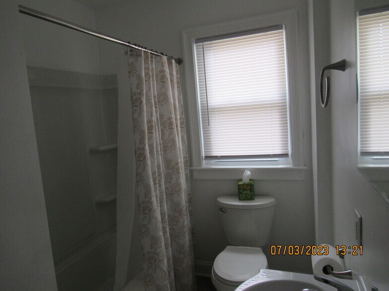 Building Photo - 3722 Oakland Dr