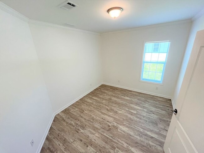 Building Photo - 5610 Woodford St