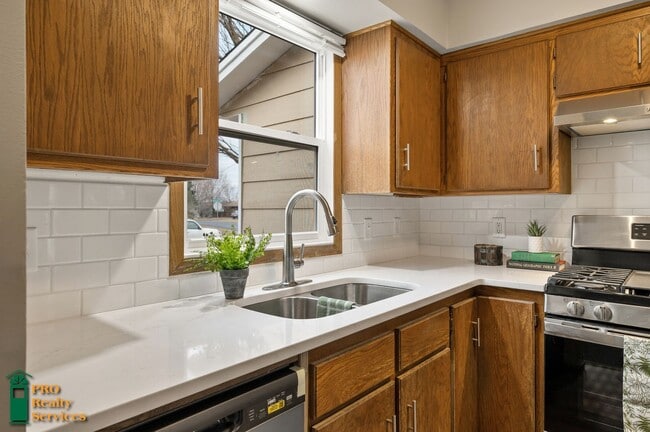 Building Photo - 3 Bedroom House **1 Month Free Rent with a...