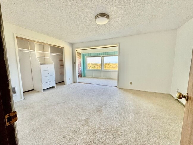 Building Photo - 2 Bedroom Beach Front Condo in Ocean Park!