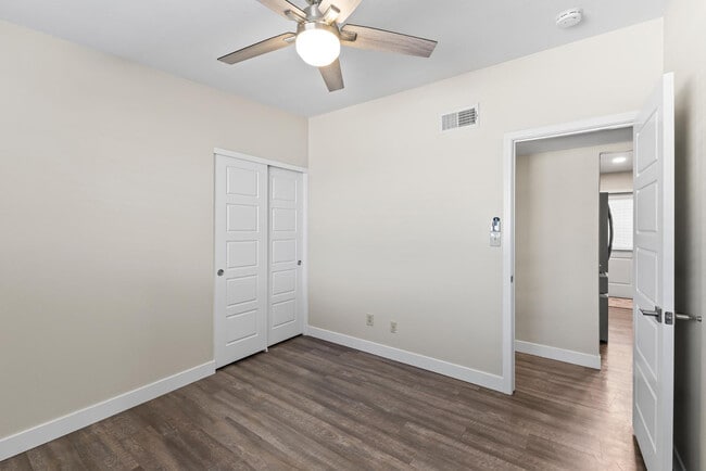 Building Photo - 1135 E Palmcroft Dr