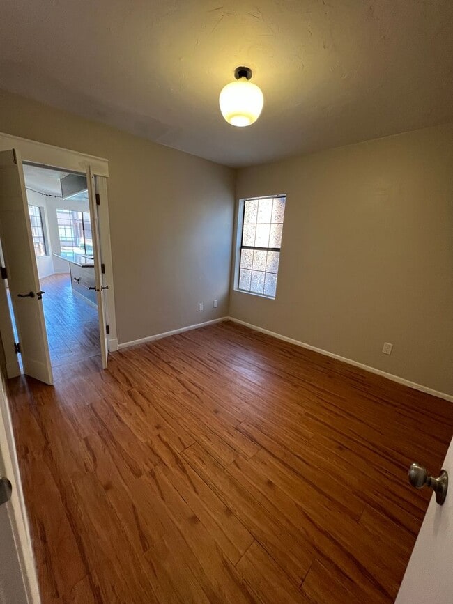 Building Photo - 3 Bedroom 2 bath Condo in Midvale!