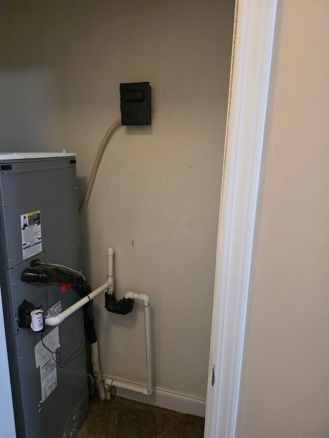 Building Photo - 3 bedroom 3 bath townhouse with one car ga...