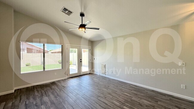 Building Photo - 206 W Oxford Ln