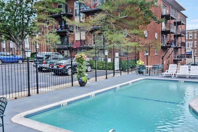 Building Photo - Amazing 2 bed in Allston 5 min away from Brookline... BROKER FEE PAID BY LANDLORD