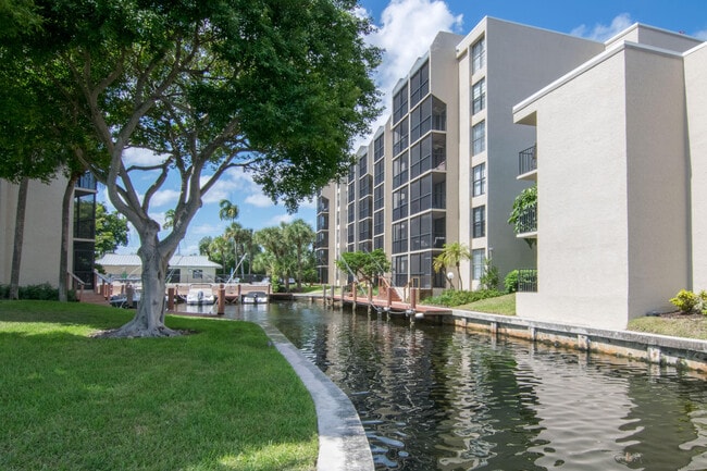 Building Photo - 21 Royal Palm Way