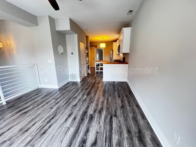 Building Photo - 1455 W Augusta Blvd