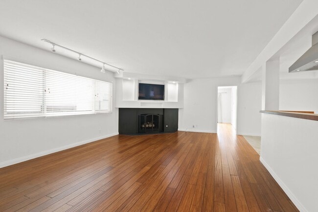 Building Photo - Coastal Living in the Heart of Corona del Mar