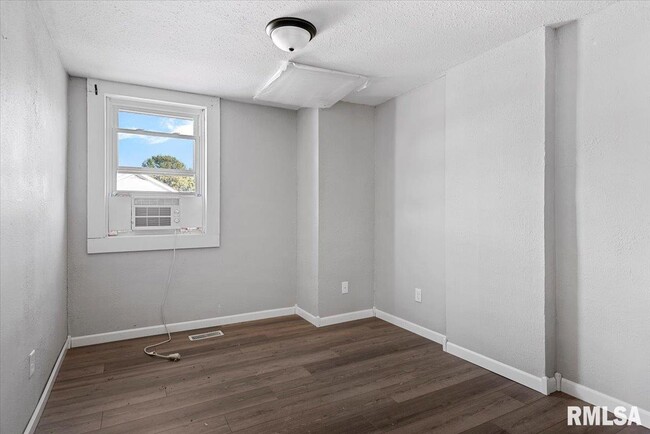 Building Photo - 201 E Main St