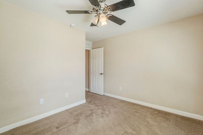 Building Photo - Bright & Airy 4-Bedroom in Willow Ridge Co...