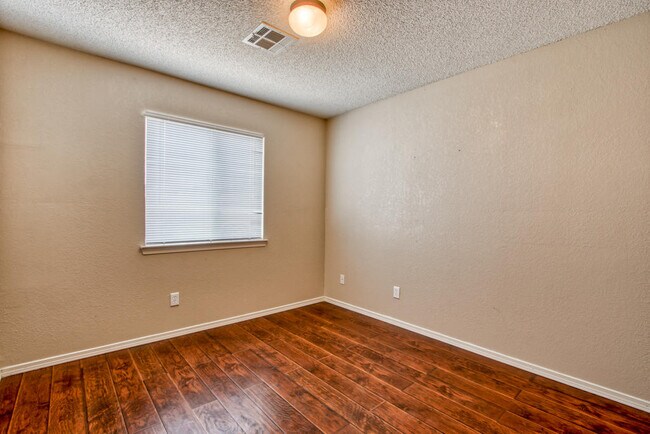 Building Photo - 1819 Shreya St