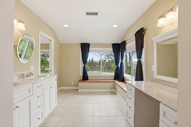 Building Photo - FALL IN LOVE with a Woodland Hills View