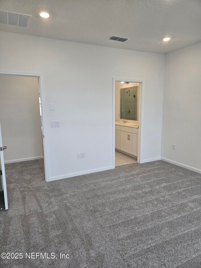 Building Photo - 207 Brandon Lks Dr