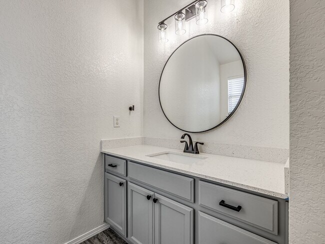 Building Photo - Newly remodeled home in Yukon!
