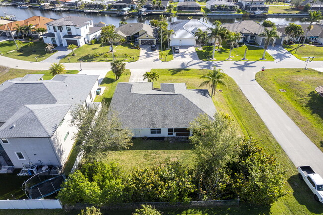 Building Photo - 2652 SW 29th Ave