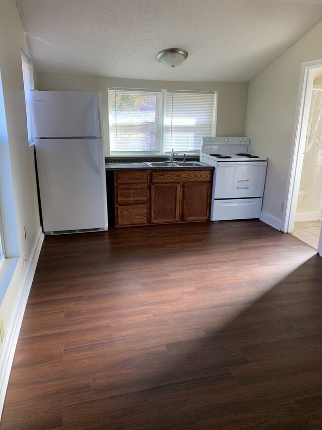 Building Photo - ONE BED APT, available August 2026! Located just south of downtown!