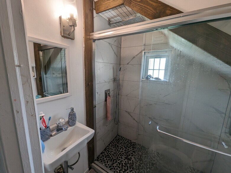 Building Photo - 26 Lavergne St