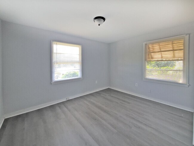 Building Photo - COMING SOON: Fantastic 3/1 Bungalow Near Langford Park - Housing Vouchers Accepted