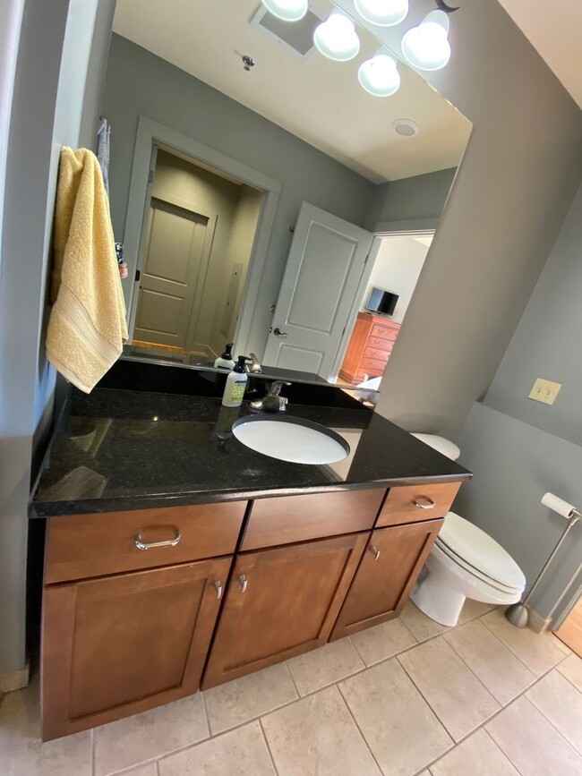 Building Photo - Downtown - Modern Condo minutes from the c...