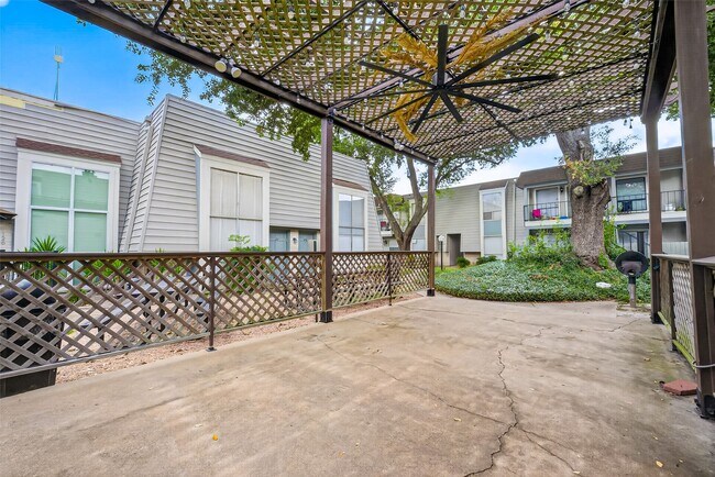 Building Photo - 5929 Queensloch Dr