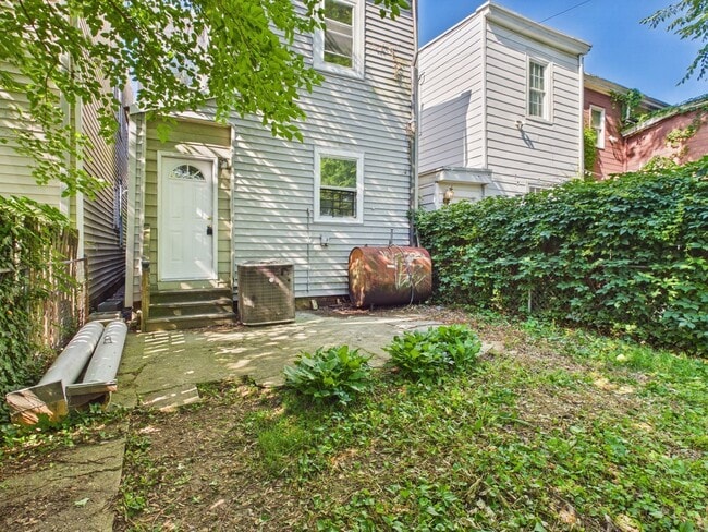Building Photo - 2108 W Cary St