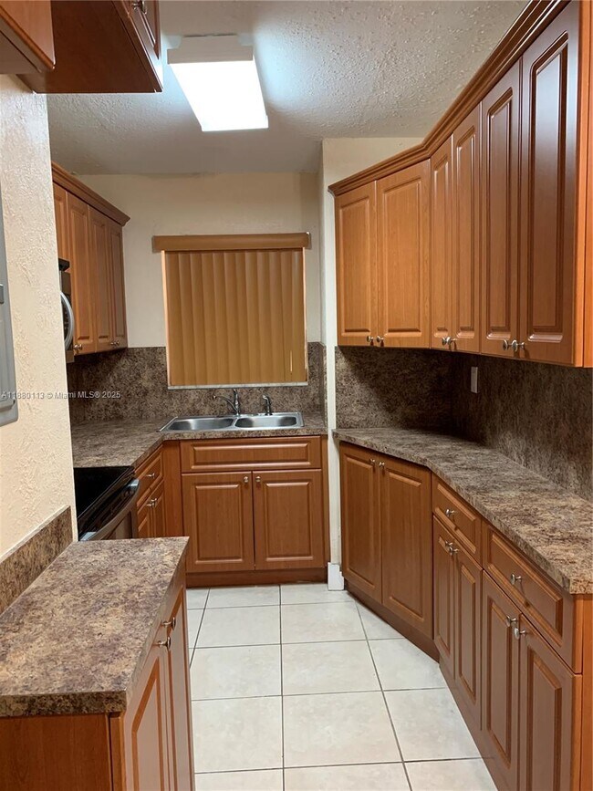 Building Photo - 8820 Fontainebleau Blvd