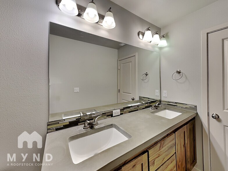 Building Photo - 118 N 43rd Pl