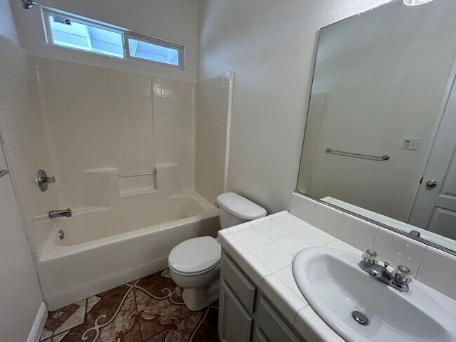 Building Photo - Cute 3 Bed/2 Bath SE Bakersfield Home