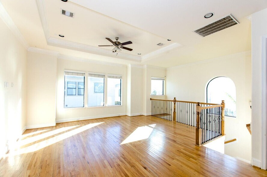 Building Photo - 308 Grove St