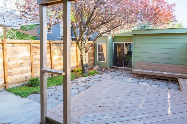 Building Photo - Updated Boise Ave. Townhome in great location!