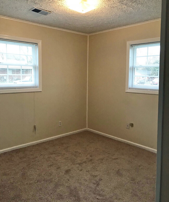 Building Photo - Nice 3 BR Home! Off-Street Parking, W/D Hookups, Fenced Yard, Utility Room, Pets Ok!