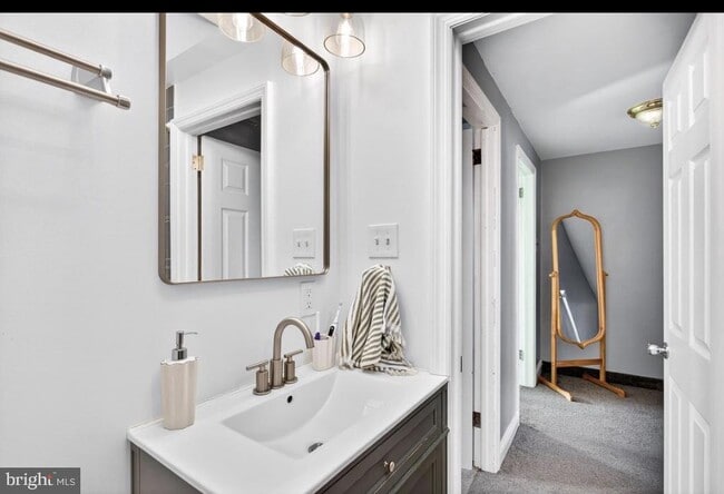 Building Photo - 304 Pine St