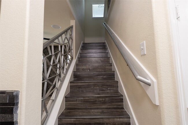 Building Photo - 6442 Wilshire Lakes