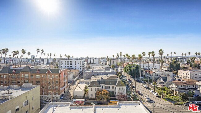 Building Photo - 846 S Mariposa Ave