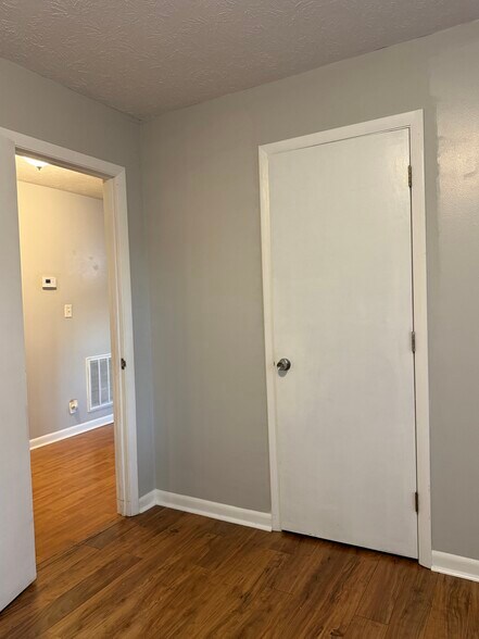 Building Photo - 11 Oak St