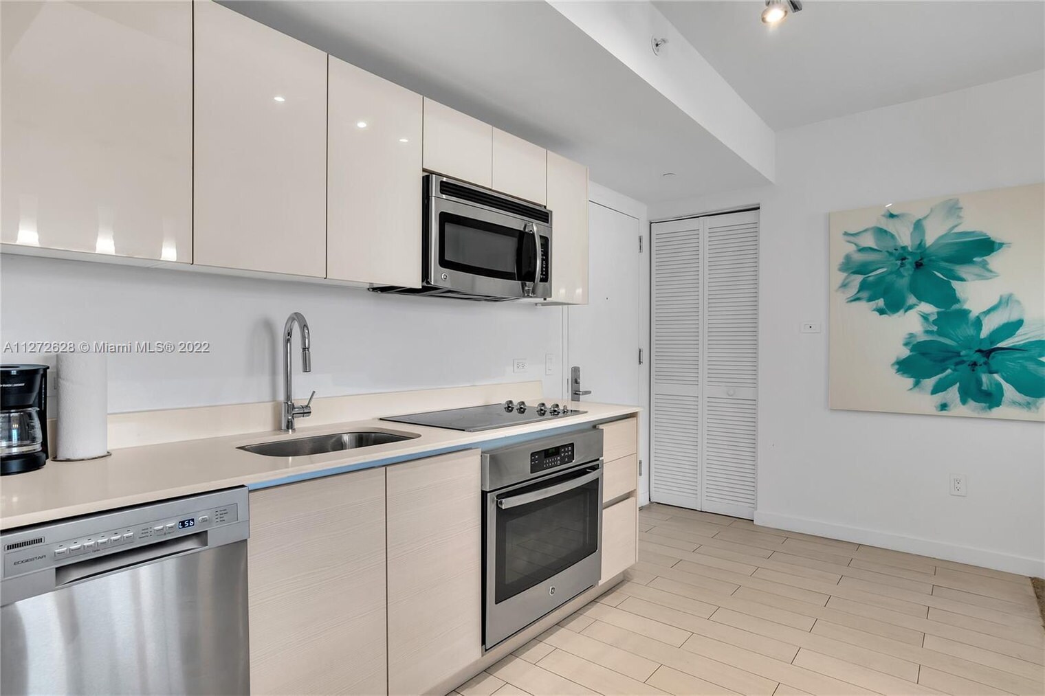 Building Photo - 2602 E Hallandale Beach Blvd