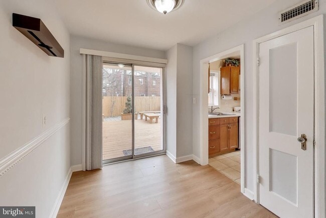 Building Photo - 903 S Irving St