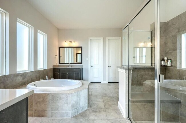 Building Photo - 16616 Sunnyland Dr