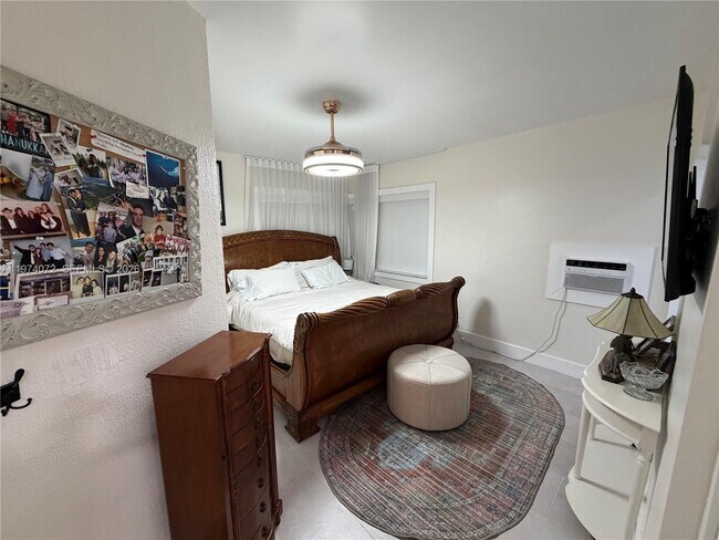 Building Photo - 9048 Carlyle Ave