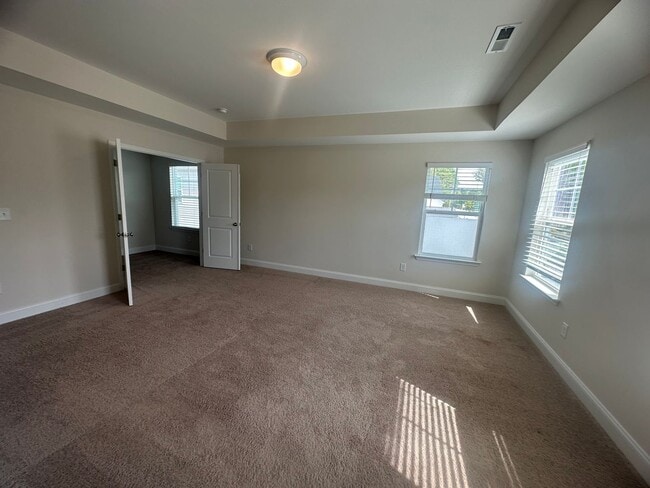 Building Photo - Spacious 4BR 3BA home in Northern Greensboro