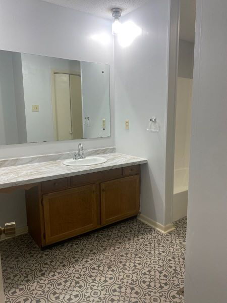 Building Photo - Spacious 2 bdrm/1.5 bath townhome in Cedar...