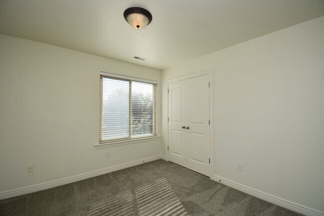 Building Photo - Beautiful 6 Bedroom Home in Riverton!