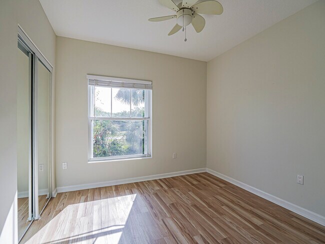 Building Photo - 5095 Fairways Cir