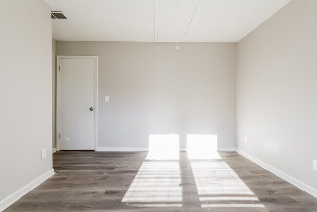 Building Photo - 375 Springlake Dr