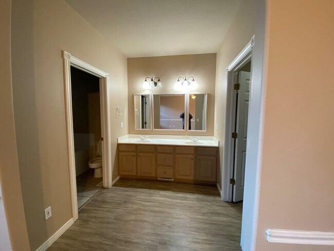 Building Photo - 3 Bedroom 2.5 Bathroom Apartment in Provo!