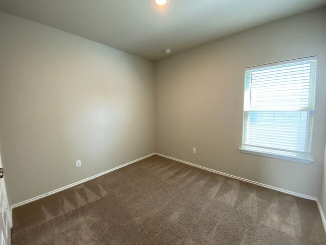Building Photo - Fabulous 4/2 single story conveniently loc...