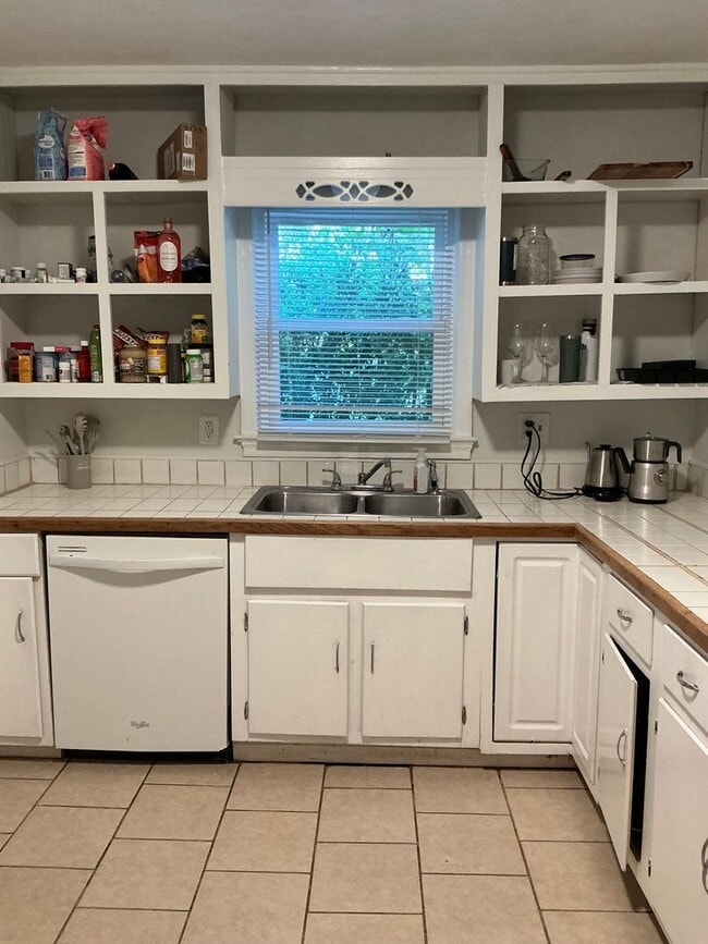 Building Photo - 2 Bedroom / One bathroom house!