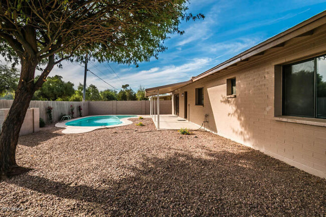 Building Photo - COMPLETELY REMODELED 4 BEDROOM, 2 BATH TEM...